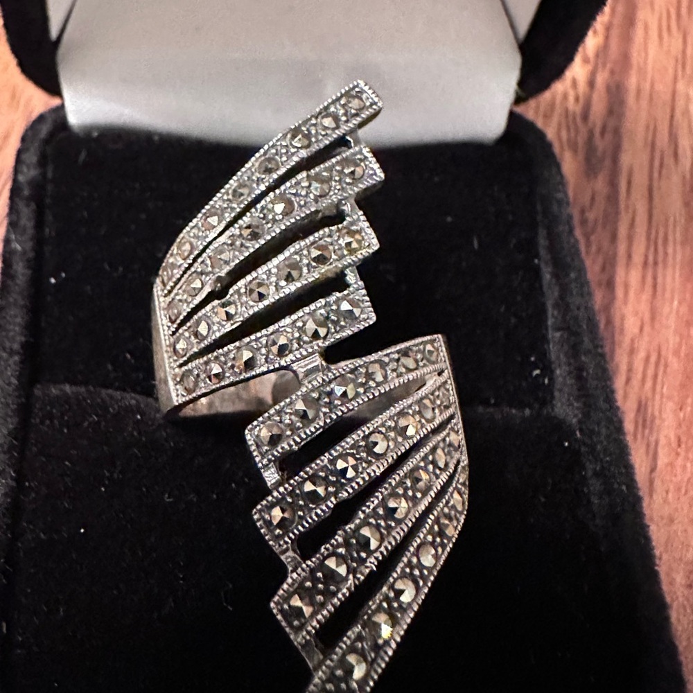 Elegant Silver marcasite Women's Ring